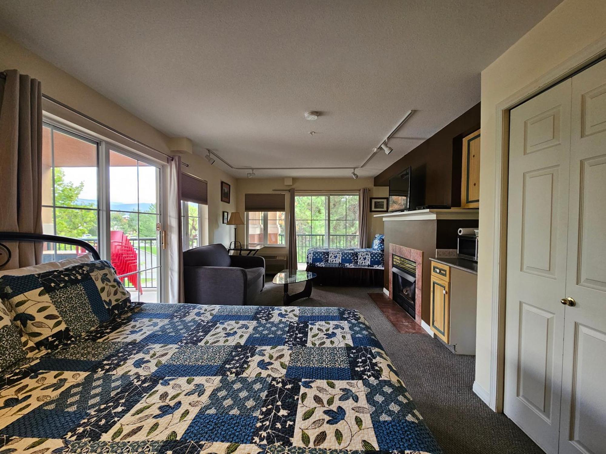 Borgata Lodge Resort Kelowna Dış mekan fotoğraf